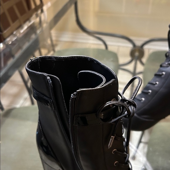 Beautifully
Signed 0-tent heal
Inmates and extremely
Comfy - Picture 2 of 6